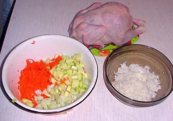 Курица в духовке фаршированная рисом с яблоками, грибами или черносливом